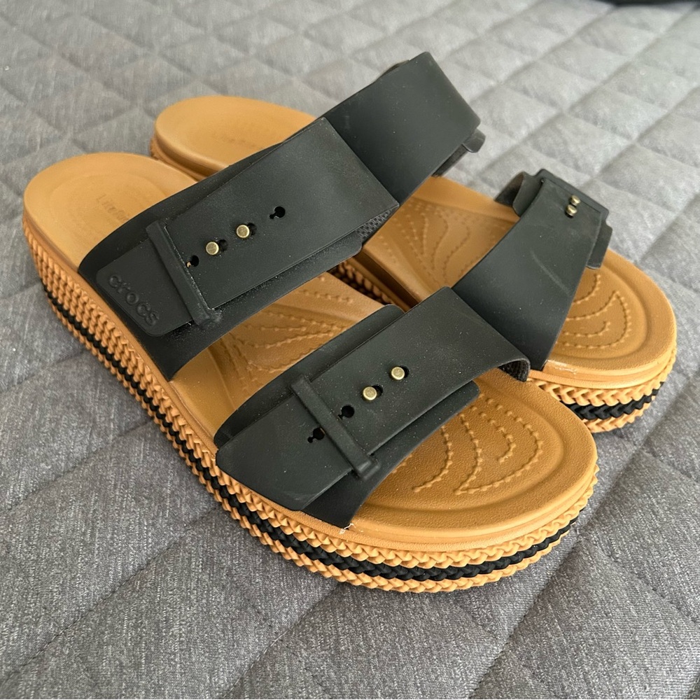 CROCS Brooklyn Woven Buckle Platform Sandals Black 8 EUC
